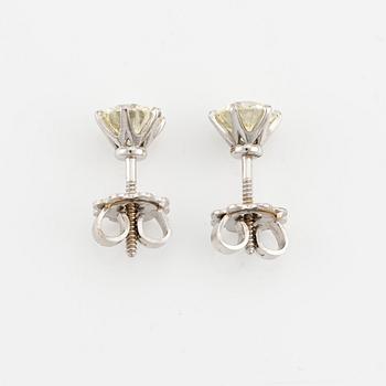 Earrings with brilliant-cut diamonds.