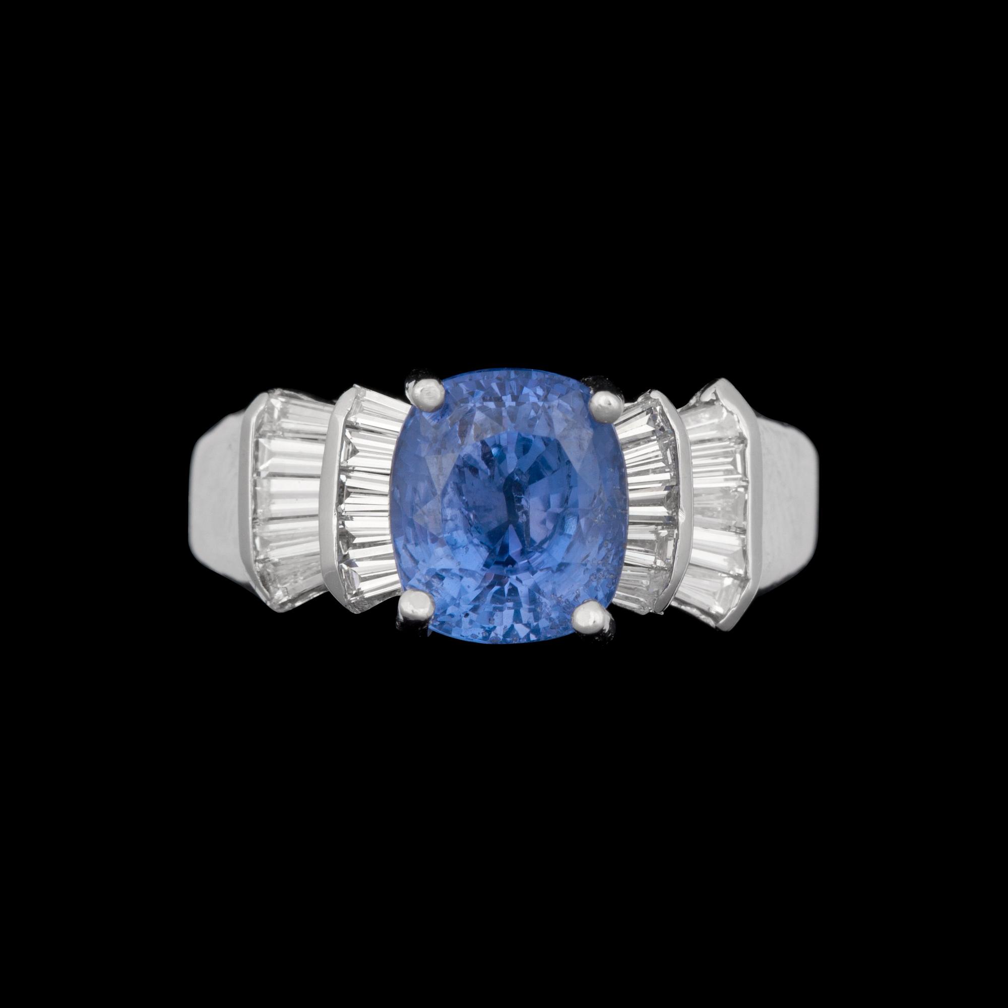 RING, kuddslipad färgväxlande safir ca 3.50 ct, med trapetsslipade diamanter tot ca 0.60 ct.
