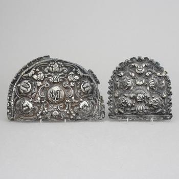 DEKORPLÅTAR, silver, 2 st. 1700-1800-tal. Vikt ca 479 gram.
