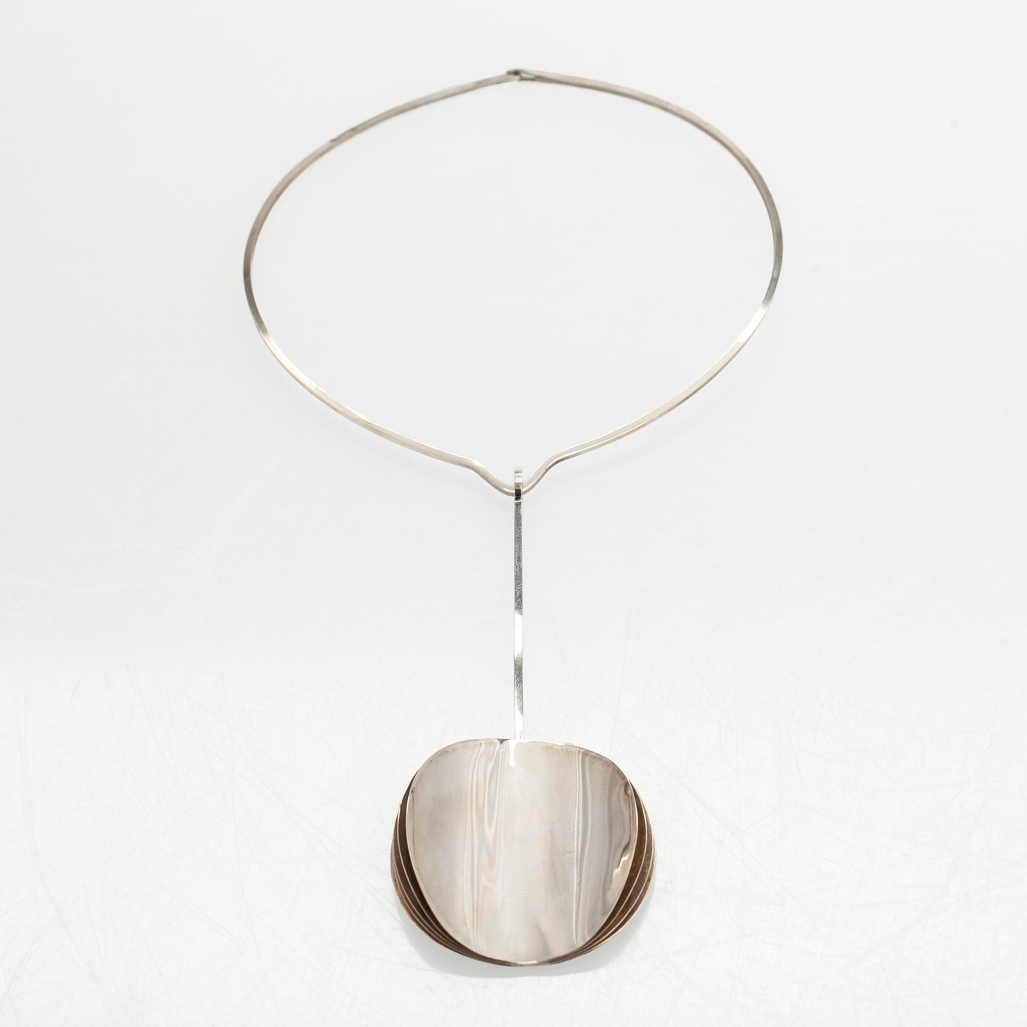 Mirjam Salminen, halssmycke, silver, Kaunis Koru, Helsingfors 1972.