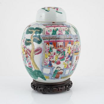 A lidded porcelain urn, China, first half of the 20th century.