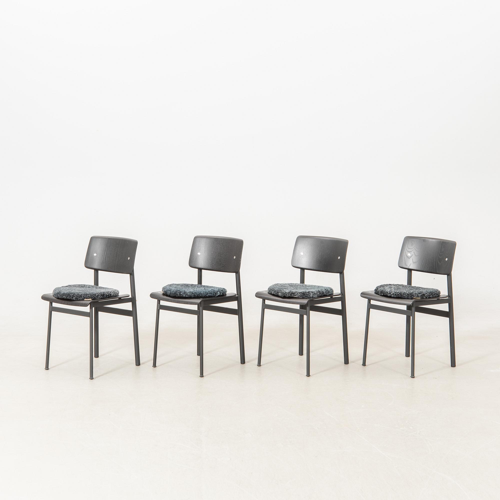 Thomas Bentzen, Stolar 4 st "Loft Chair" Muuto samtida, med dynor från Shepherd of Sweden.