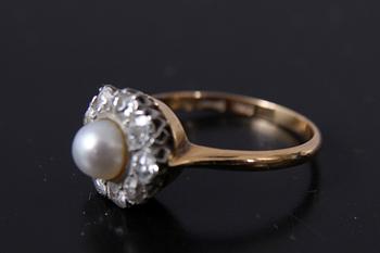 RING, 18 K guld med diamanter och pärla, 1946.