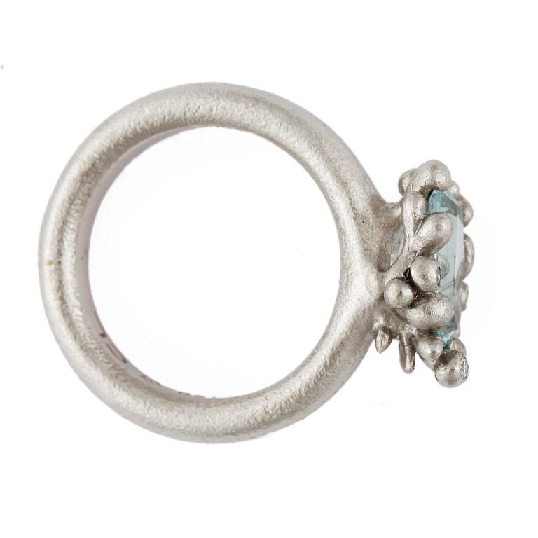 RING, "Blomsterkurv", Ole Lynggaard, 18k vitguld med akvamarin och diamanter, vikt 11,5g.