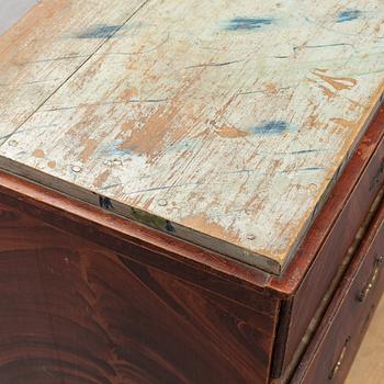 A painted Swedish chest of drawers from Hälsingland, 19th century.