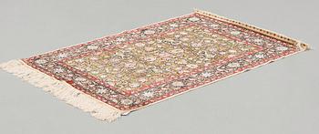 A RUG. An old silk Hereke Souf. 148,5 x 98 cm.