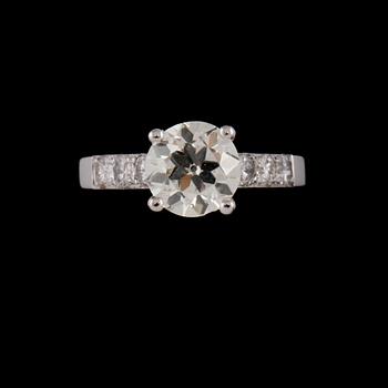 RING, 14k vitguld med äldre briljantslipad diamant, 1.61 ct samt 6 mindre briljantslipade diamanter. Vikt 4 g.