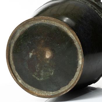 A Chinese bronze urn, late Qing dynasty / early 20th century.