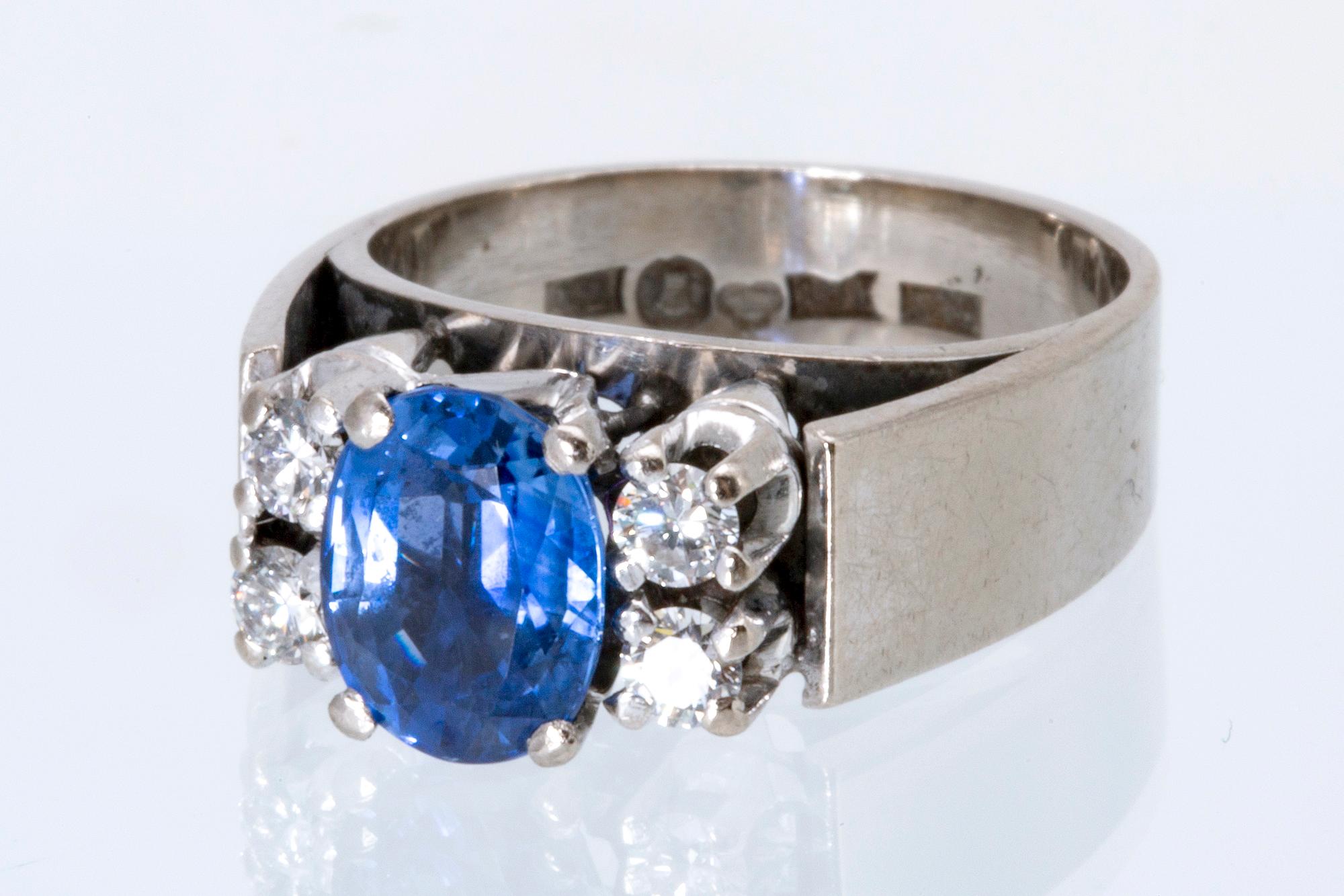 Ring 18K whitegold 1 sapphire approx 8 x 5 mm 4 brilliant-cut diamonds approx 0,30 ct, Atelier Ajour Stockholm 1980.