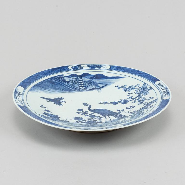 A blue and white serving dish, Qing dynasty, late 19th/early 20th century.