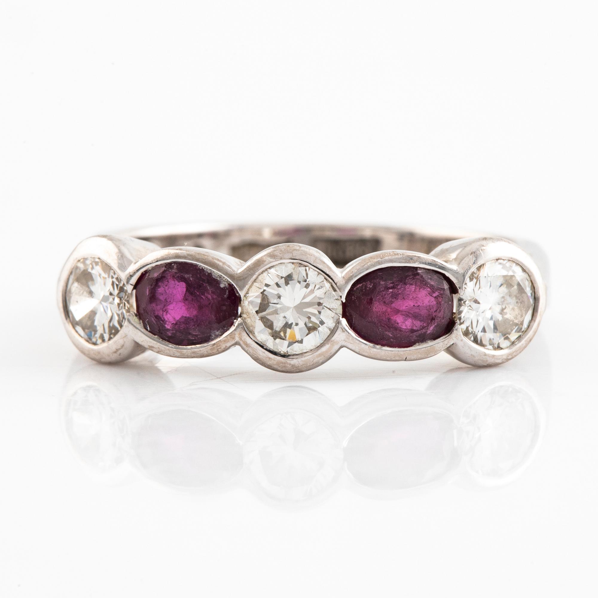 Ring, vitguld med briljantslipade diamanter och rubiner.