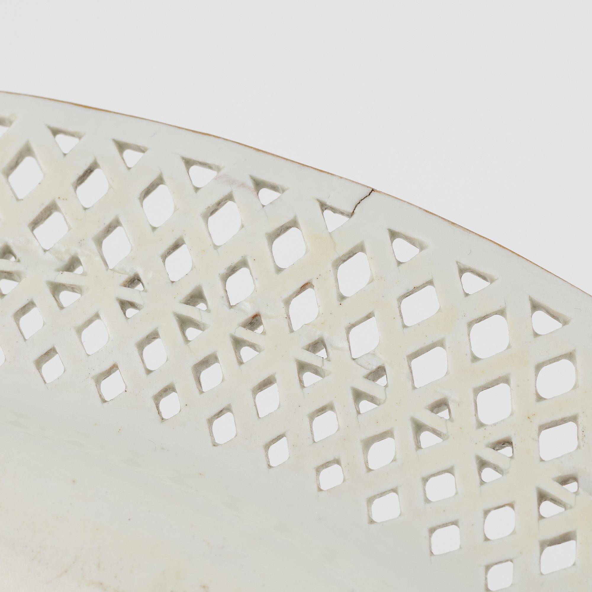 A porcelain bowl with stand, 19th century.