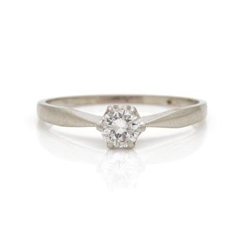 A ring set with a round, brilliant-cut diamond.RING med briljantslipad diamant.