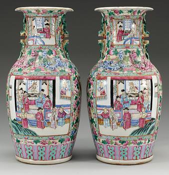 GOLVVASER, ett par, porslin. Qing dynastin, Kanton, 1800-tal.