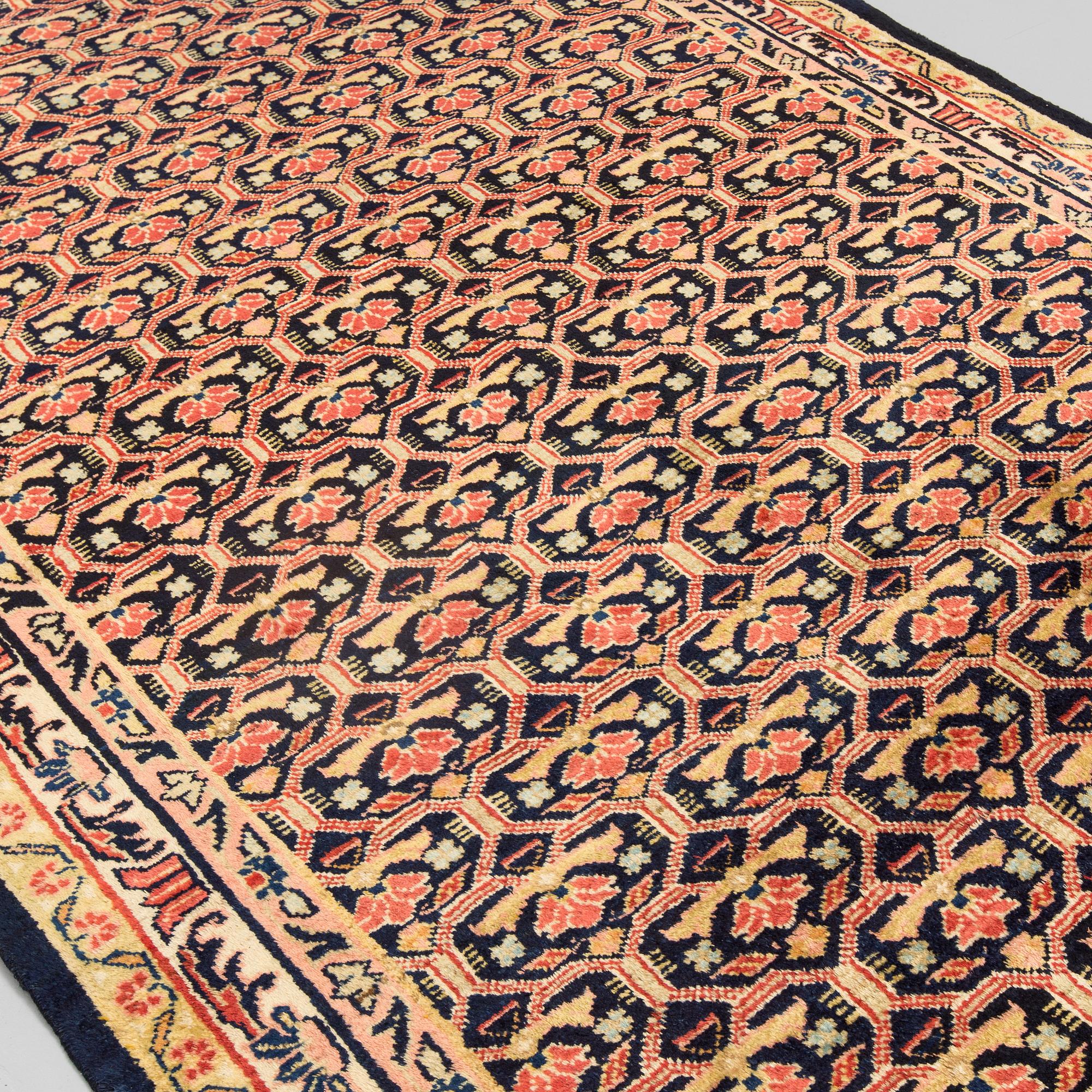 A carpet from Mahal, around 321 x 150 cm.