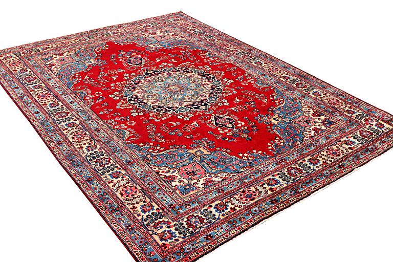 A Kashan carpet, a. 337 x 246 cm.