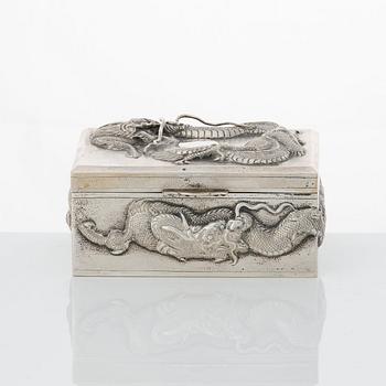 Askar med lock, två stycken, tändstickshållare och coaster, silver. Kina, olika mästarstämplar, 1900-tal.