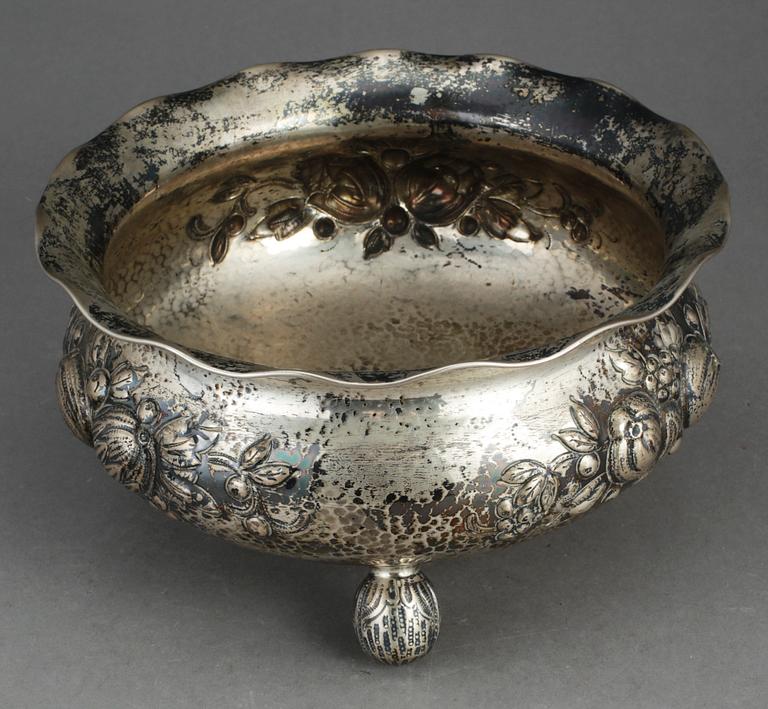 SKÅL PÅ FOT, silver, barockstil, C.G Hallberg, Stockholm 1932. Ca 527 gram.