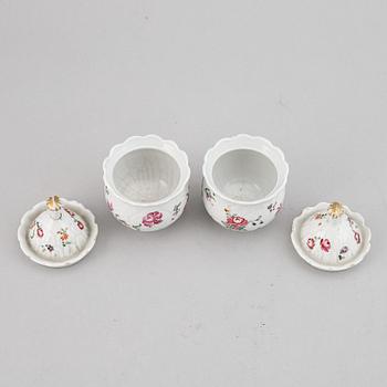 A pair of famille rose custard cups with covers, Qing dynasty, Qianlong (1736-95).