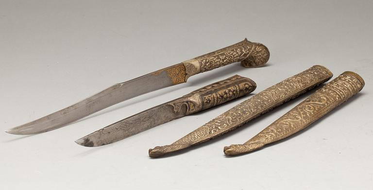 KNIV samt DOLKAR, 3 st, orientaliska, 1900-tal.