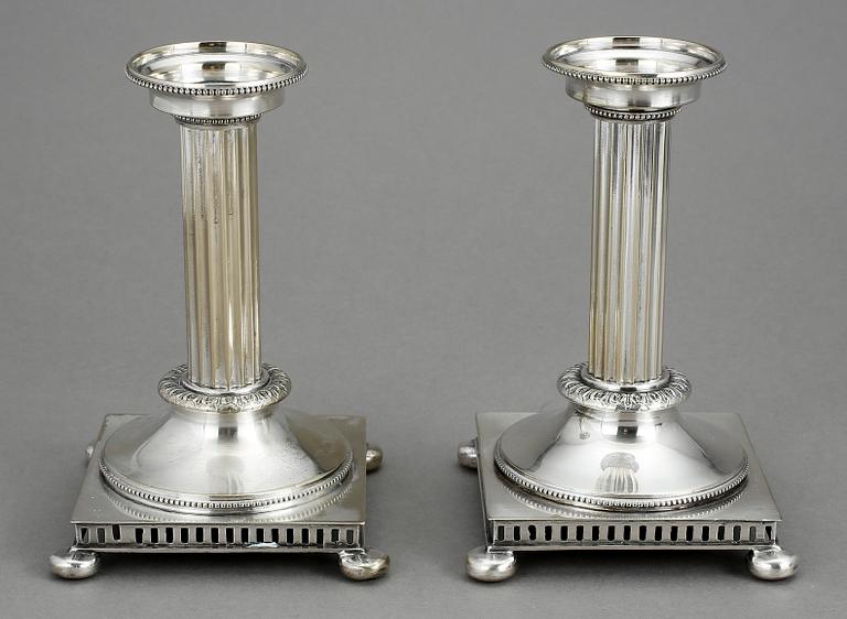 LJUSSTAKAR, ett par, nysilver, gustaviansk stil, 1900-tal.