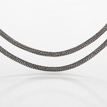 Saara Hopea, kaulakoru, hopeaa. Ossian Hopea, Porvoo 1978.