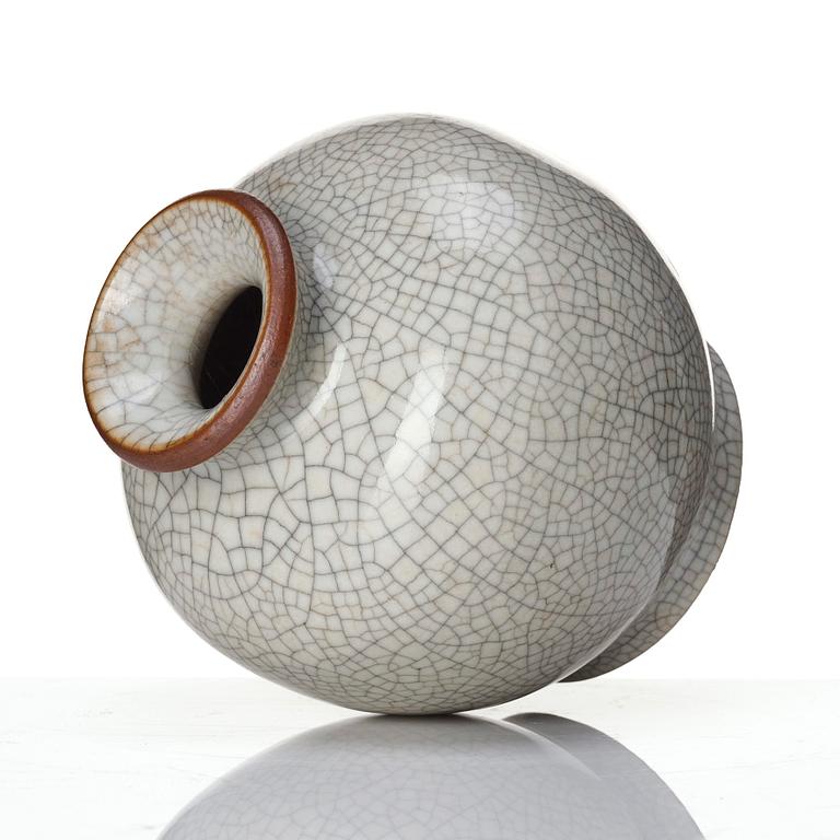 A ge glazed globular vase, Qing dynasty, possibly 18th Century.