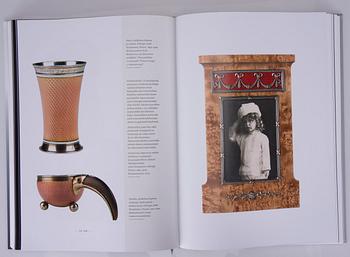 BOK, "Fabergé ja hänen suomalaiset mestarinsa" Ulla Tillander-Godenhielm, Tammi, Helsingfors 2008. Numrerad 1800/1680.