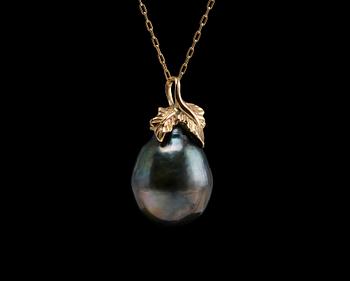 553. A PENDANT, black south sea pearl 20 x 15 mm. 14K gold. Weight 8,1 g.