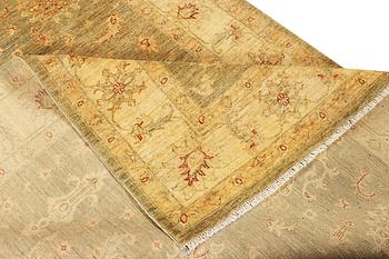 An Ushak rug, c. 244 x 167 cm.