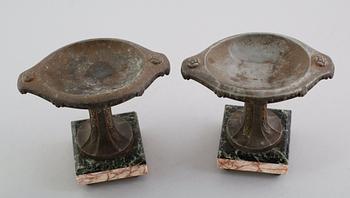 BORDSPENDYL, F Marti, Frankrike, 1800-talets andra hälft samt TAZZOR, 1 par, snarlika.