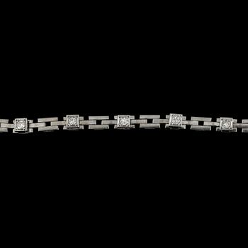 ARMBAND, 18k vitguld med 5 briljantslipade diamanter, tot ca 0,15 ct. Vikt ca 11,8 gram.