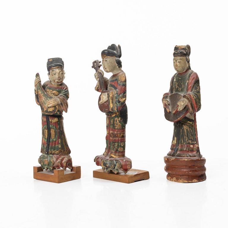 Figuriner, tre stycken, bemålat trä, sen Qingdynasti, 1800-tal.