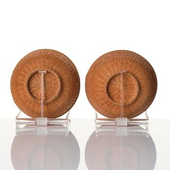 Skålar, 11 stycken porslin och korgflätning, omkring 1900.