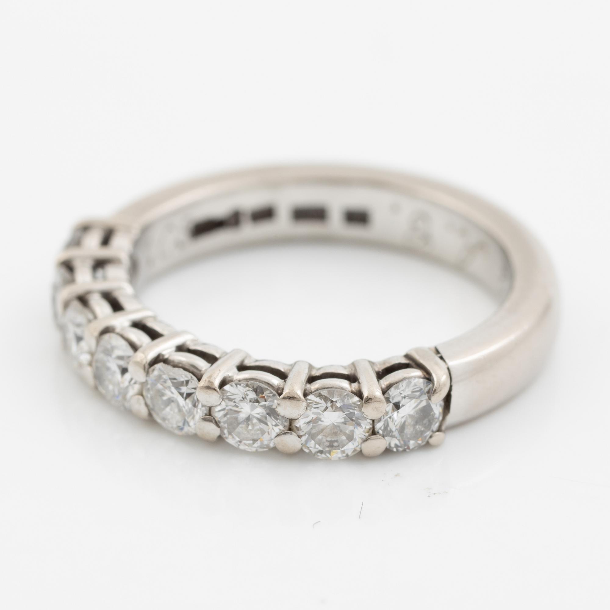 Ring, alliansring, 18K vitguld med briljantslipade diamanter.