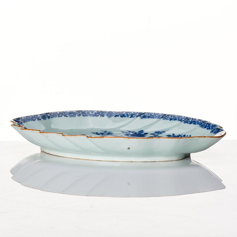 A Chinese blue and white leaf shaped dish, Qing dynasty, Qianlong (1736-1795).