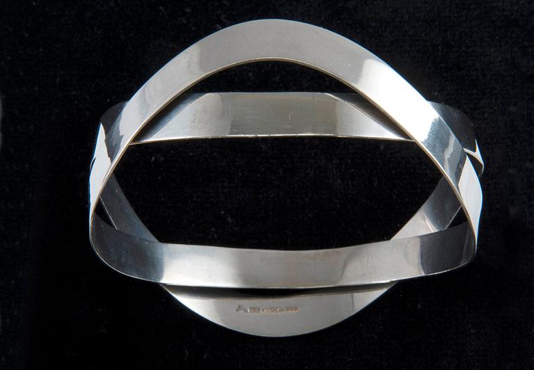 Paula Häiväoja, ÖRHÄNGEN OCH ARMRING, silver, Studio Paula, Helsingfors 1968. Vikt tot. 33,9 g.