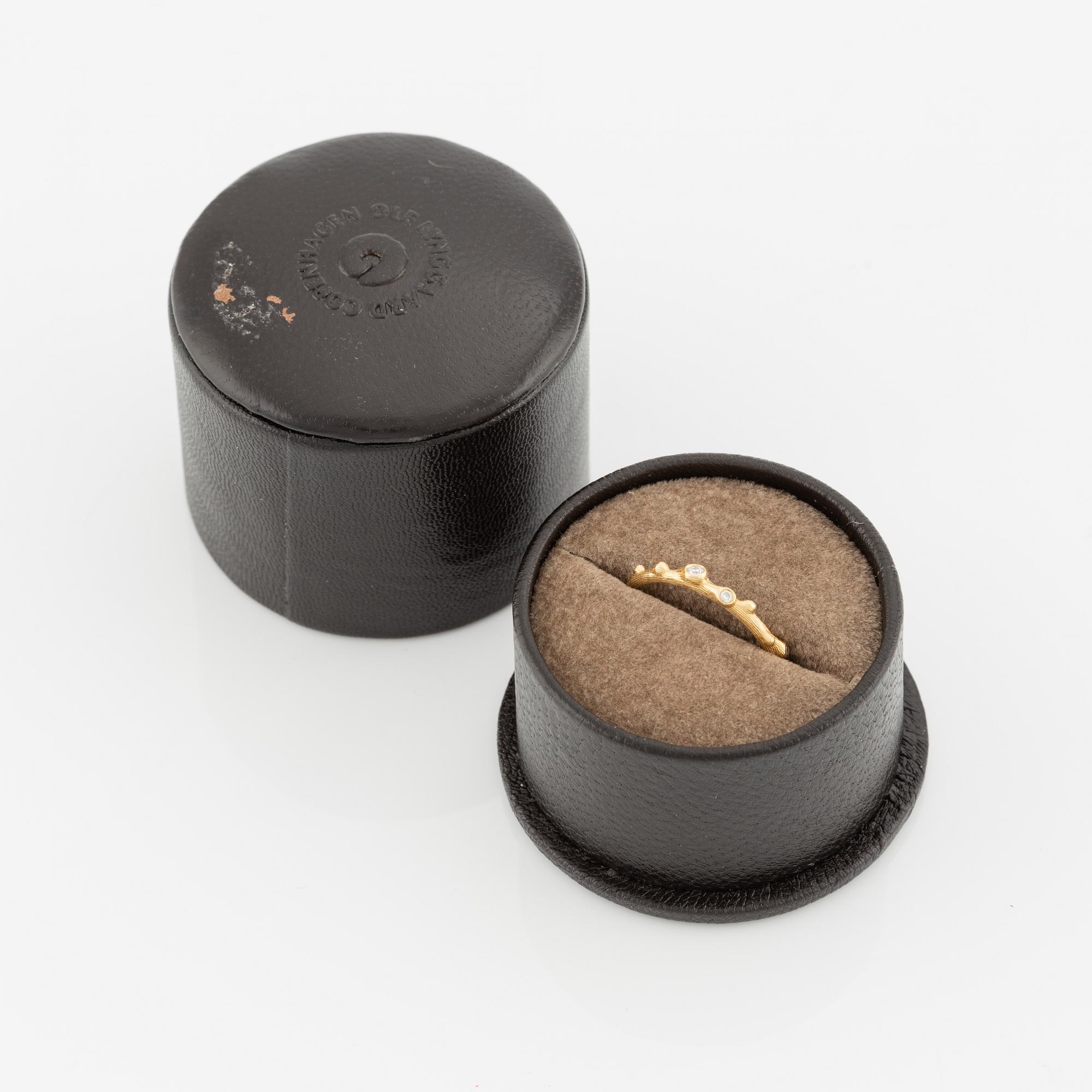 Ole Lynggaard, ring, "Nature", 18K gold with brilliant-cut diamonds.