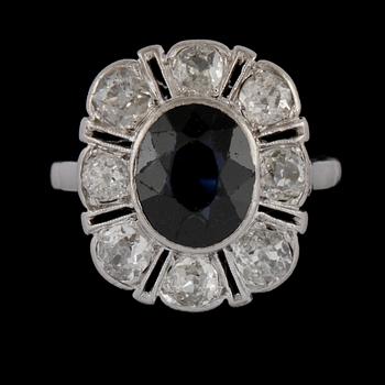 RING, platina med äldre briljantslipade diamanter samt ovalslipad blå safir, 1900-talets början. Vikt.