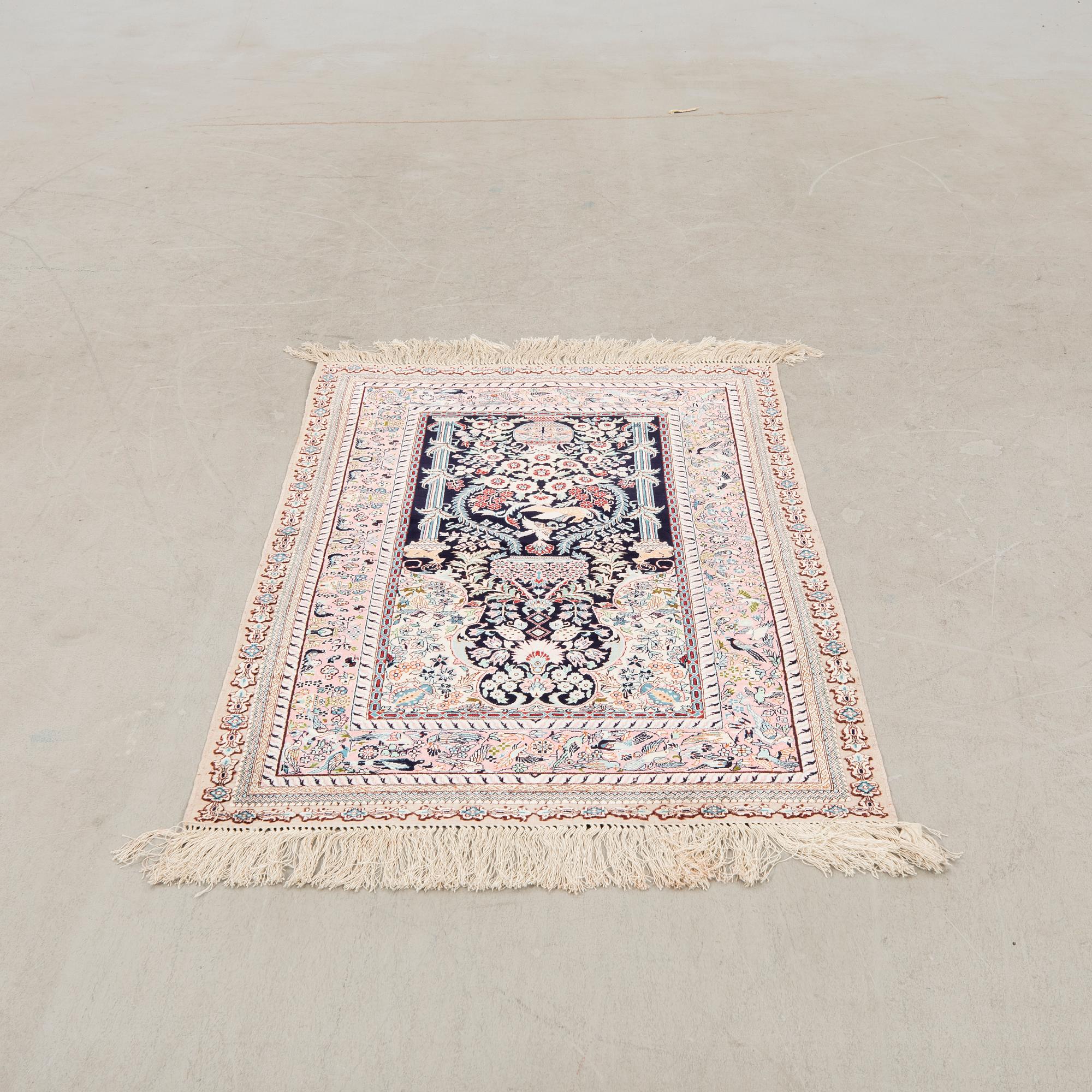 Oriental silk rug, approximately 122x77 cm.