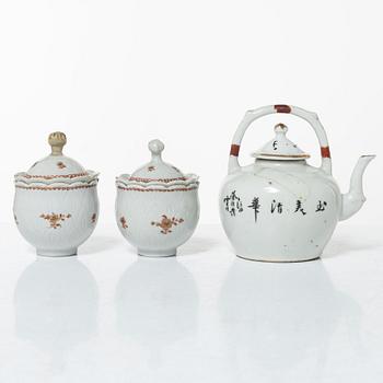 Cremekoppar med lock, ett par, 1700-tal samt tekanna 1900-tal.