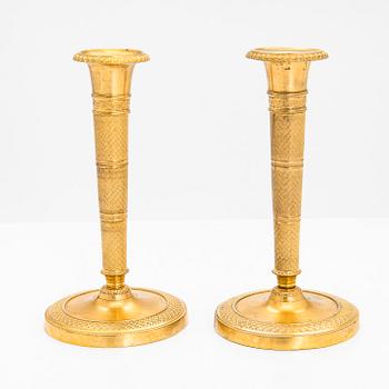 Kynttilänjalkapari, kullattua pronssia, empiretyyli, 1800-luvun ensimmäinen puolisko.