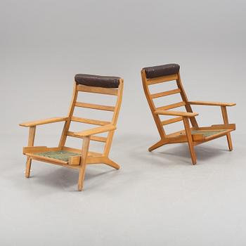 HANS J. WEGNER, a pair of oak 'GE 290' armchairs from Getama, Gedsted, Denmark.