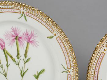 ASSIETTER, 2 st, porslin, modell "3573", "Flora Danica", Royal Copenhagen.