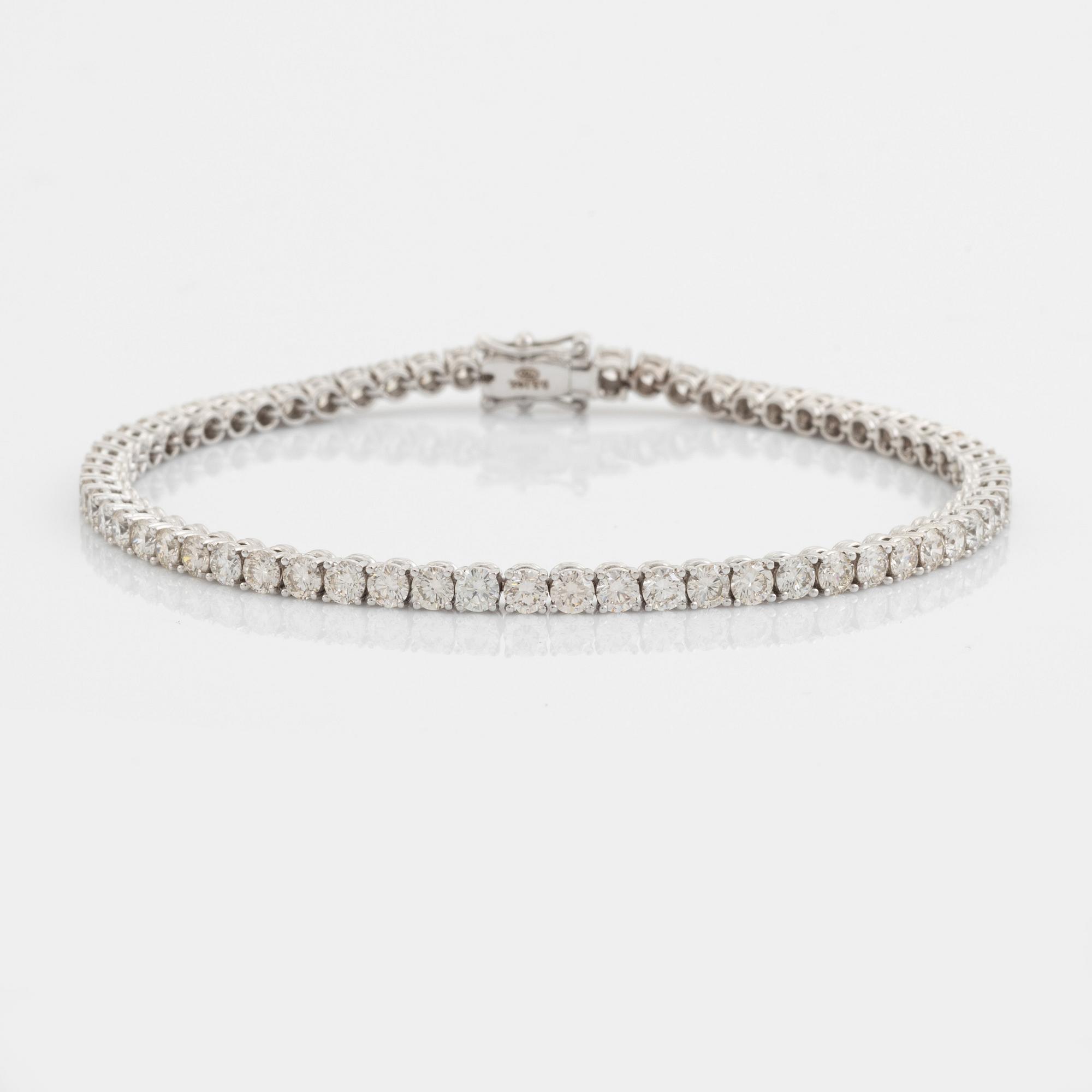 Brilliant cut diamond tennis bracelet.