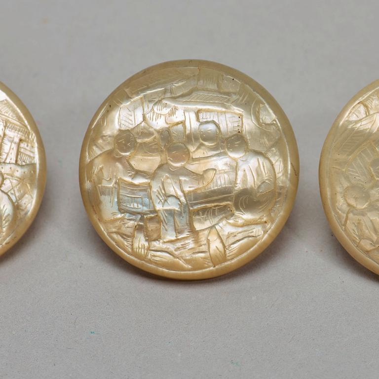 A set of five finely chiseled mother of pearl buttons, Qing dynasty (1644-1912).