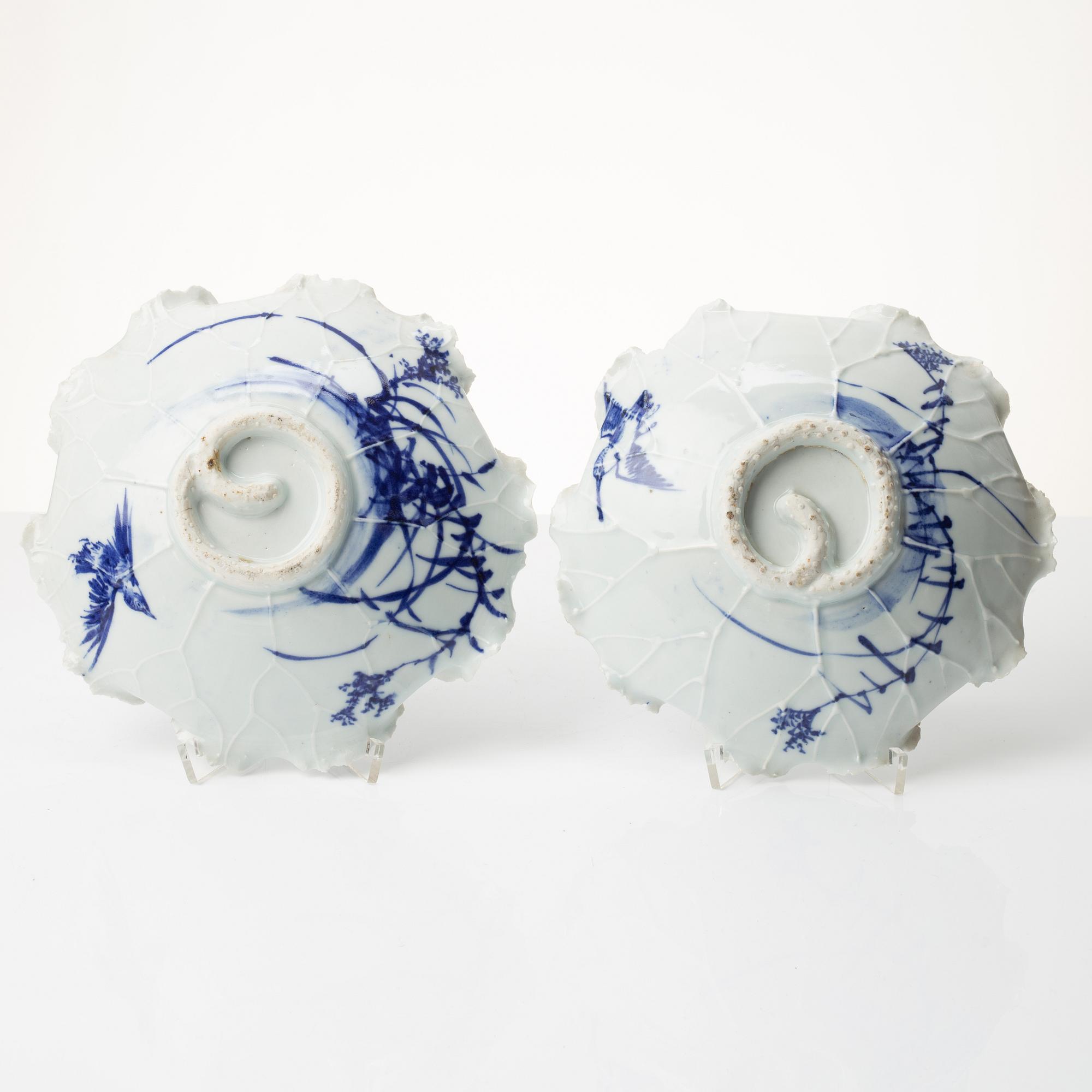 A pair of Japanese blue and white lotus-leaf shaped dishes, Meiji period (1868-1912).