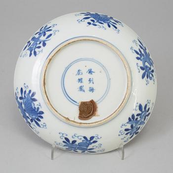 A Chinese blue and white porcelain dish, Qing dynasty, late 19th century.