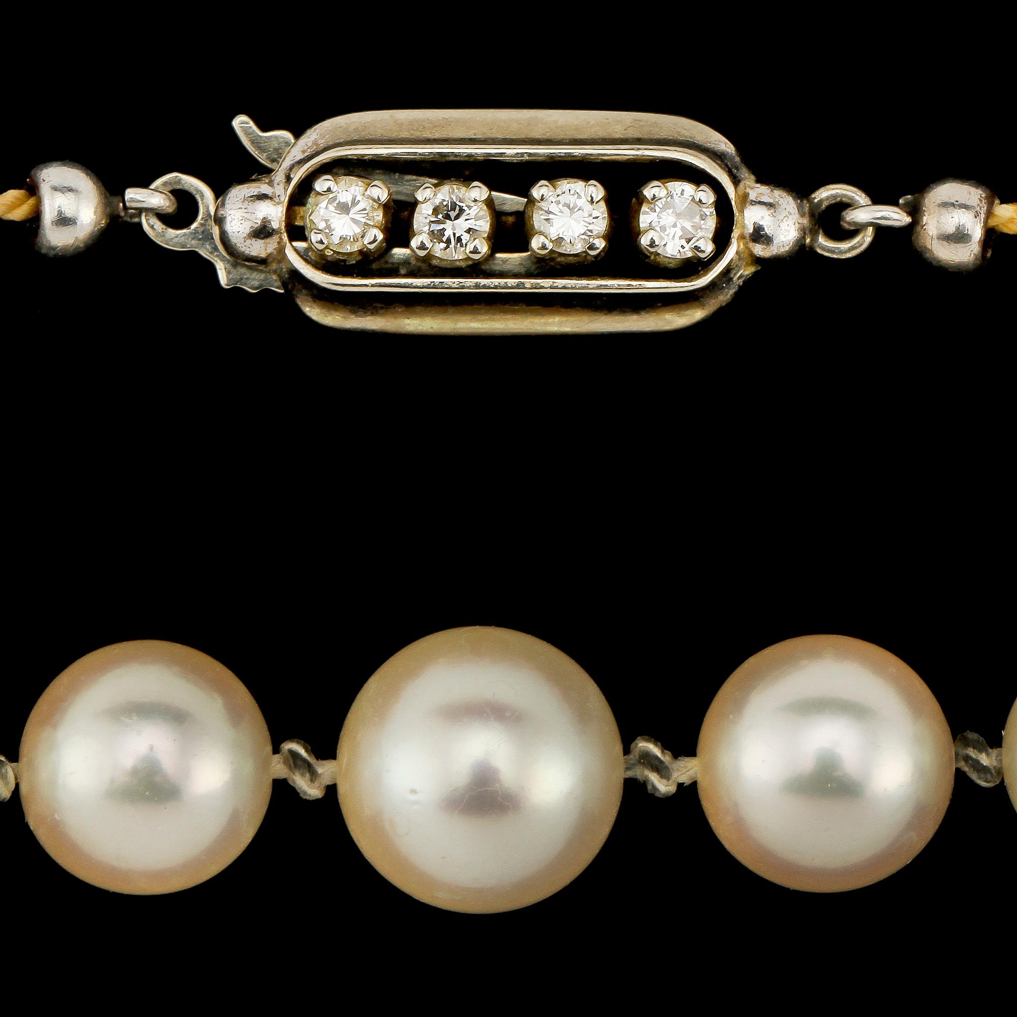 PÄRLCOLLIER, odlade pärlor med lås i 18k guld och 4 briljantslipade diamanter, tot ca 0.04 ct, 1900-talets slut.