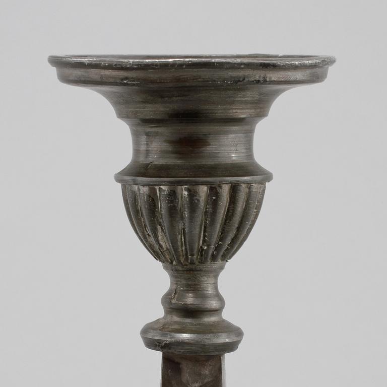 LJUSSTAKAR, ett par, tenn, sengustaviansk stil, Berndt Oskar Santesson, Stockholm, 1962.